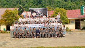 Murid dan dewan guru SMA Swasta Amkur Sungai Pinyuh berfoto bersama usai pengumuman kelulusan 