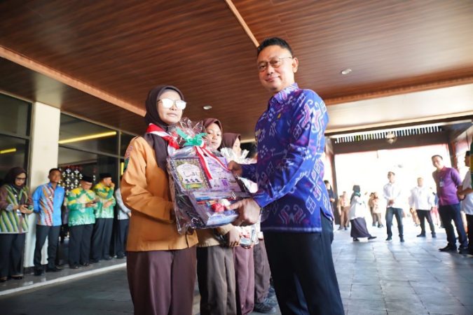 Wali Kota Pontianak menyerahkan paket sekolah program Like Sedekah Jumat kepada siswa SD dan SMP