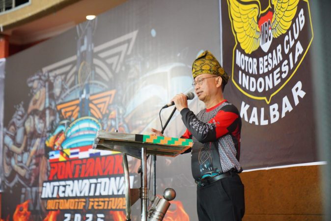 Wali Kota Pontianak Edi Kamtono meresmikan Pontianak International Automotive Festival 2025 di Pontianak Convention Center