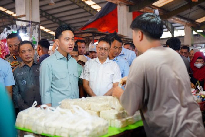 Wapres Gibran meninjau Pasar Flamboyan Pontianak sambil berinteraksi dengan pedagang dan warga