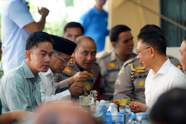 Wapres Gibran Rakabuming dan Wali Kota Edi Kamtono ngopi bersama di Warung Kopi Asiang Pontianak