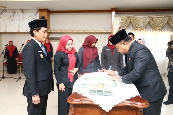 Wawako Bahasan mengukuhkan Kepala Bapperida Sidig Handanu bersama 24 pejabat baru di Aula SSA Kantor Wali Kota Pontianak