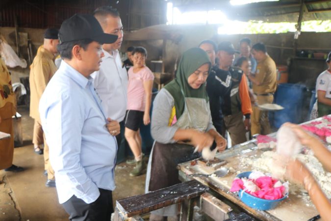 Wakil Wali Kota Pontianak meninjau pabrik tahu di Siantan Tengah untuk memastikan IPAL berfungsi agar limbah tidak mencemari lingkungan