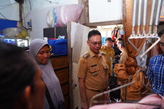 Wali Kota Pontianak Edi Kamtono meninjau rumah tidak layak huni milik Norma di Gang Alpokat Indah untuk program bedah rumah September.