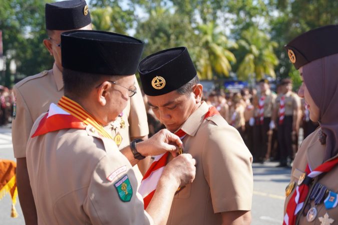 Bahasan menerima Lencana Darma Bakti dari Gerakan Pramuka saat apel Hari Pramuka ke-64 di Pontianak