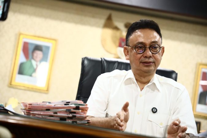 Petugas Pemkot Pontianak memperbaiki fasilitas publik yang rusak pasca demo di pusat kota