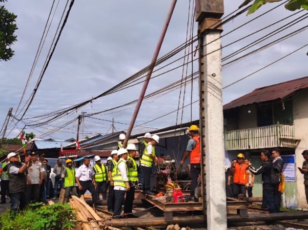 Wakil Wali Kota Pontianak Bahasan memancang tiang pertama pembangunan Jembatan Dharma Putra Pontianak