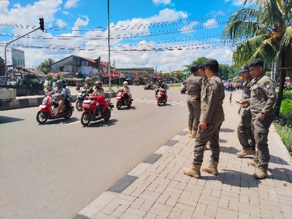Petugas Satpol PP Pontianak melakukan patroli di simpang lampu merah untuk menertibkan pengemis dan menjaga ketertiban lalu lintas.